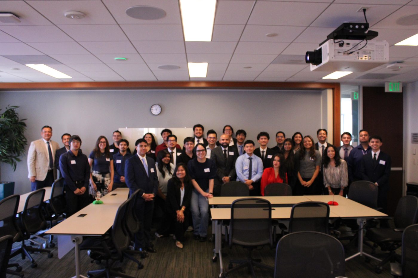 Students and KPMG professionals gather for a group photo at KPMG Career Day
